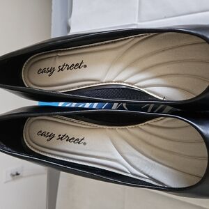 Easy Street Black Glossy Pumps with Sleek Design